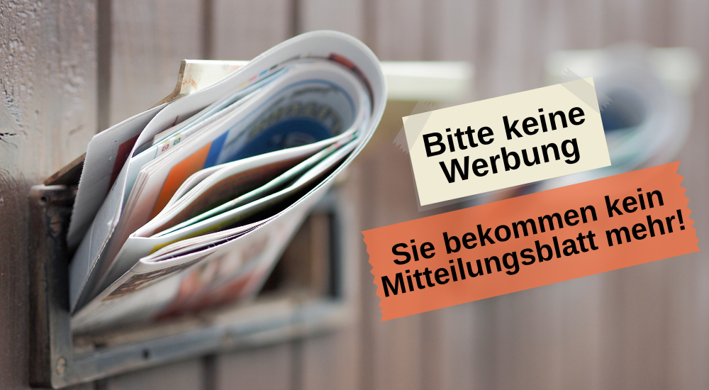 Das Bild zeigt einen Briefkasten, der mit Prospekten und Zeitungen gefüllt ist. Der Briefkasten ist aus Holz und ist an einer Holzwand befestigt zu sein. Der Hintergrund ist unscharf und lässt auf eine verschwommene, neutrale Umgebung schließen. Im Vordergrund liegt der Fokus auf dem Inhalt des Briefkastens. Verschiedene Druckmaterialien sind übereinandergestapelt und ragen aus dem Kasten heraus. Die Druckmaterialien weisen unterschiedliche Farben auf, darunter Weiß, Orange, Blau und Gelb, was auf verschiedene Anzeigen oder Zeitungsseiten hindeutet. Über dem Inhalt des Briefkastens sind zwei Sticker angebracht. Der obere Sticker, hellgelb und leicht schräg angebracht, trägt den schwarzen Text "Bitte keine Werbung". Der untere Sticker, orange und ebenfalls leicht schräg, enthält den schwarzen Text "Sie bekommen kein Mitteilungsblatt mehr!". Diese Aufkleber sind mit Klebeband befestigt, das auf den Stickern und dem Briefkasten sichtbar ist. Die gezackten Kanten der Sticker verleihen ihnen ein selbstgemachtes Aussehen. Die Beleuchtung im Bild scheint diffus zu sein, da keine starken Schatten oder direkten Lichtquellen erkennbar sind. Die Farben sind gedämpft, was zu einer etwas ruhigen und informativen Darstellung führt. Die Komposition ist so angeordnet, dass der volle Briefkasten und die darauf angebrachten Sticker im Fokus stehen. Das scharfe Objekt im Vordergrund kontrastiert mit dem unscharfen Hintergrund, was das Hauptmotiv hervorhebt. Die diagonale Ausrichtung der Sticker verleiht dem Bild eine dynamische Note. Insgesamt vermittelt das Bild die Botschaft, dass der Empfänger keine unerwünschte Werbung mehr erhalten möchte, und hat dies visuell und textuell kommuniziert.