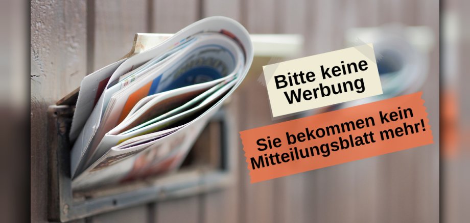 Briefkasten mit Werbematerialien gefüllt mit den Hinweisen "Keine Werbung" und "Sie bekommen kein Mitteilungsblatt mehr" Das Bild zeigt einen Briefkasten, der mit Prospekten und Zeitungen gefüllt ist. Der Briefkasten ist aus Holz und ist an einer Holzwand befestigt zu sein. Der Hintergrund ist unscharf und lässt auf eine verschwommene, neutrale Umgebung schließen. Im Vordergrund liegt der Fokus auf dem Inhalt des Briefkastens. Verschiedene Druckmaterialien sind übereinandergestapelt und ragen aus dem Kasten heraus. Die Druckmaterialien weisen unterschiedliche Farben auf, darunter Weiß, Orange, Blau und Gelb, was auf verschiedene Anzeigen oder Zeitungsseiten hindeutet. Über dem Inhalt des Briefkastens sind zwei Sticker angebracht. Der obere Sticker, hellgelb und leicht schräg angebracht, trägt den schwarzen Text "Bitte keine Werbung". Der untere Sticker, orange und ebenfalls leicht schräg, enthält den schwarzen Text "Sie bekommen kein Mitteilungsblatt mehr!". Diese Aufkleber sind mit Klebeband befestigt, das auf den Stickern und dem Briefkasten sichtbar ist. Die gezackten Kanten der Sticker verleihen ihnen ein selbstgemachtes Aussehen. Die Beleuchtung im Bild scheint diffus zu sein, da keine starken Schatten oder direkten Lichtquellen erkennbar sind. Die Farben sind gedämpft, was zu einer etwas ruhigen und informativen Darstellung führt. Die Komposition ist so angeordnet, dass der volle Briefkasten und die darauf angebrachten Sticker im Fokus stehen. Das scharfe Objekt im Vordergrund kontrastiert mit dem unscharfen Hintergrund, was das Hauptmotiv hervorhebt. Die diagonale Ausrichtung der Sticker verleiht dem Bild eine dynamische Note. Insgesamt vermittelt das Bild die Botschaft, dass der Empfänger keine unerwünschte Werbung mehr erhalten möchte, und hat dies visuell und textuell kommuniziert.