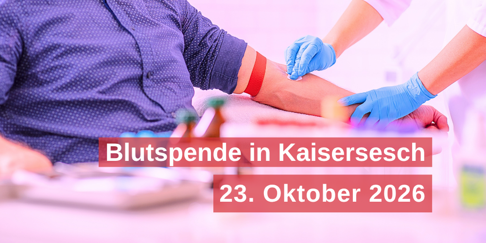 Eine Person sitzt mit hochgekrempeltem Ärmel und ausgestrecktem Arm auf einem Stuhl. Eine medizinische Fachkraft in blauen Einmalhandschuhen bereitet die Blutspende vor und untersucht die Armbeuge. Im Vordergrund ist medizinisches Equipment unscharf zu sehen. Im Bild steht: „Blutspende in Kaisersesch – 23. Oktober 2026“.
