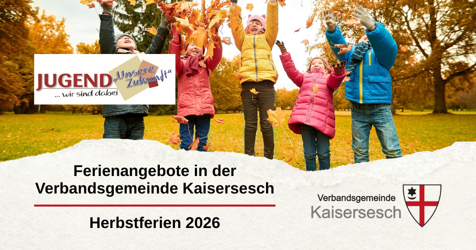Kinder werfen im Herbstlaub fröhlich Blätter in die Luft. Das Bild bewirbt Ferienangebote der Verbandsgemeinde Kaisersesch für die Herbstferien 2026. Auf dem Foto sind auch noch die Logos "Jugend unsere Zukunft" und "Verbandsgemeinde Kaisersesch" zu sehen.