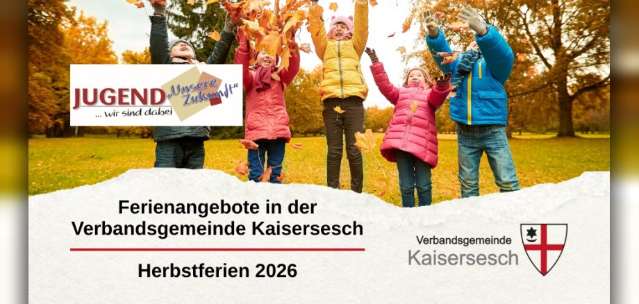 Kinder werfen im Herbstlaub fröhlich Blätter in die Luft. Das Bild bewirbt Ferienangebote der Verbandsgemeinde Kaisersesch für die Herbstferien 2026. Kinder werfen im Herbstlaub fröhlich Blätter in die Luft. Das Bild bewirbt Ferienangebote der Verbandsgemeinde Kaisersesch für die Herbstferien 2026. Auf dem Foto sind auch noch die Logos "Jugend unsere Zukunft" und "Verbandsgemeinde Kaisersesch" zu sehen.
