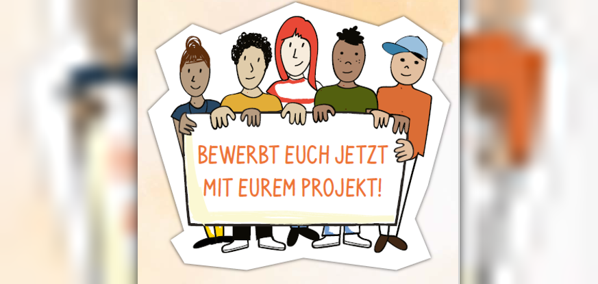 Das Bild zeigt eine Gruppe von fünf Kindern, die ein großes Banner mit einer Botschaft tragen. Die Kinder sind in einem naiven, cartoonartigen Stil gezeichnet und scheinen ethnisch gemischt zu sein. Von links nach rechts: Das erste Kind hat braune Haare, die zu einem Pferdeschwanz gebunden sind, und trägt ein dunkelblaues Oberteil. Das zweite Kind hat krauses schwarzes Haar und trägt ein senfgelbes Oberteil. Das dritte Kind hat rote Haare und trägt ein gestreiftes Oberteil in Weiss und Rot. Das vierte Kind hat kurze, dunkle Haare und trägt ein grünes Oberteil. Das fünfte Kind trägt eine blaue Baseballkappe und ein orangefarbenes Oberteil. Alle Kinder lächeln und halten das weiße Banner, auf dem in großen, orangefarbenen Buchstaben steht: "BEWERBT EUCH JETZT MIT EUREM PROJEKT!". Die Füße der Kinder sind unter dem Banner sichtbar, und sie scheinen auf einem hellen, fast durchsichtigen Untergrund zu stehen, der von einem leichten, aquarellartigen Muster in Pastelltönen umgeben ist. Das gesamte Bild hat eine frische, jugendliche Ausstrahlung ist das Kampagnenbild des Jugend-Engagement-Wettbewerbs der Landesregierung Rheinland-Pfalz.