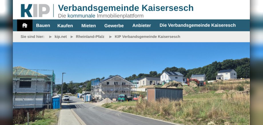 Foto der Internetstartseite der Kommunalen Immobilienplattform (KIP) Das Foto zeigt die Internetstartseite der Kommunalen Immobilienplattform (KIP) für den Bereich der Verbandsgemeinde Kaisersesch mit den einzelnen Menüpunkten. Unter den Menüpunkten ist eine Straße im Neubaugebiet der Stadt Kaisersesch zusehen. Die dort stehenden Ein- und Zweifamilienhäuser sind zum Teil fertiggestellt und zum anderen Teil befinden sich diese noch im Bau.