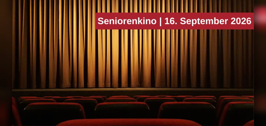 Seniorenkino Leerer Kinosaal mit roten Sitzen und goldenem Vorhang. Ein Hinweis kündigt das Seniorenkino am 16. September 2026 an.