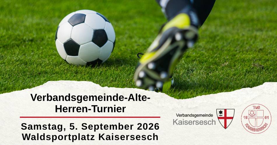 Hinweis auf das Verbandsgemeinde-Alte-Herren-Turnier am 5. September 2026 auf dem Waldsportplatz Kaisersesch. In der oberen Bildhälfte sind eine Rasenfläche, ein Fußball und ein leicht verschwommener Fußballschuh mit Bein zu sehen. Unterhalb stehen der Termin und der Ort der Veranstaltung sowie die beiden Logos der Verbandsgemeinde Kaisersesch und des TuS Kaisersesch.