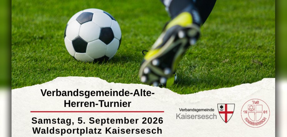 Hinweis auf das Verbandsgemeinde-Alte-Herren-Turnier am 5. September 2026 auf dem Waldsportplatz Kaisersesch. Hinweis auf das Verbandsgemeinde-Alte-Herren-Turnier am 5. September 2026 auf dem Waldsportplatz Kaisersesch. In der oberen Bildhälfte sind eine Rasenfläche, ein Fußball und ein leicht verschwommener Fußballschuh mit Bein zu sehen. Unterhalb stehen der Termin und der Ort der Veranstaltung sowie die beiden Logos der Verbandsgemeinde Kaisersesch und des TuS Kaisersesch.