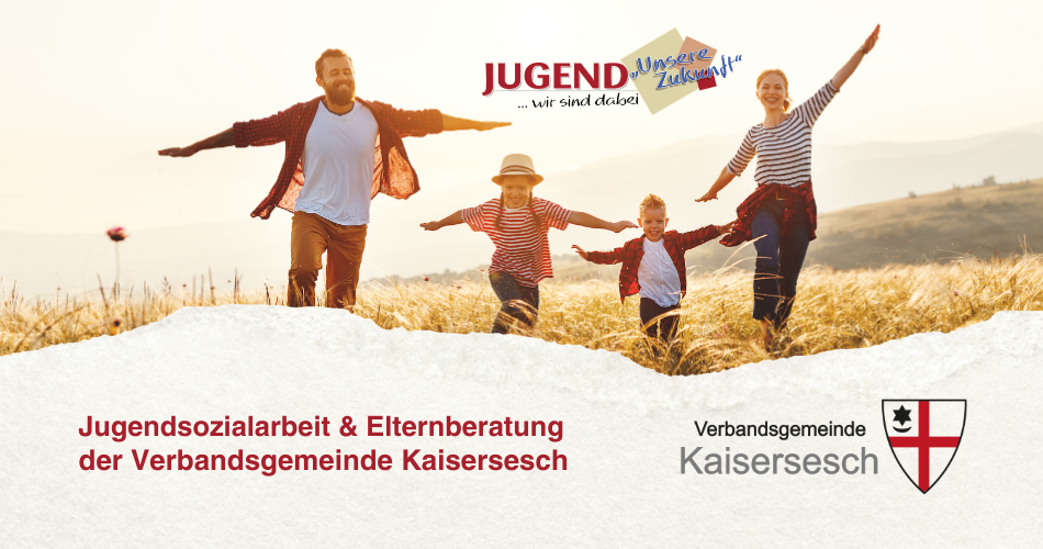 Das Bild zeigt eine Familie, bestehend aus Vater, Mutter und zwei Kindern, die in einer sonnigen Landschaft im Freien Freude ausdrücken. Sie stehen auf einem Hügel, umgeben von goldenem, hochgewachsenem Gras, und die Sonne scheint warm von rechts oben. Die Familie scheint in Bewegung zu sein, mit ausgebreiteten Armen und lächelnden Gesichtern, was ein Gefühl von Freiheit, Glück und Verbundenheit vermittelt. Der Vater links trägt ein kariertes Hemd und eine beige Hose, seine Arme sind zur Seite ausgestreckt. Die Mutter rechts trägt ein gestreiftes Oberteil und dunkle Hosen, ihr rechter Arm ist erhoben. Das ältere Kind, ein Mädchen, steht in der Mitte und trägt ein rot-weiß gestreiftes Oberteil mit Hut. Ihre Arme sind ebenfalls ausgestreckt. Das jüngere Kind, ein Junge, steht rechts von ihr und trägt ein weißes T-Shirt mit einem roten Hemd darüber. Seine Arme sind ebenfalls weit ausgebreitet. Die Kinder wirken fröhlich und energiegeladen. Die Farbpalette des Bildes ist warm und sonnig. Goldtöne dominieren das Gras und die Landschaft im Hintergrund, während der Himmel ein sanftes Gelb und Orange aufweist. Die Kleidung der Familie setzt farbliche Akzente: Rot und Weiß bei den Kindern, das Rot des Hemdes des Vaters, das Blau der Hose der Mutter. Im Vordergrund des Bildes befindet sich ein breiter, weißer, wellenförmiger Bereich, der wie eine aufgeschüttete Schneedecke oder eine Textur aussieht. Darauf ist Text angesiedelt. Links unten steht in roter Schrift "Jugendsozialarbeit & Elternberatung der Verbandsgemeinde". Rechts unten, in grauer Schrift, steht "Verbandsgemeinde Kaisersesch" und daneben das Wappen der Verbandsgemeinde Kaisersesch, das ein weißes Feld mit einem roten Kreuz und einer kleinen roten Scheibe in der oberen linken Ecke zeigt. Über der Familie schwebt in der oberen Mitte des Bildes ein Logo mit der Aufschrift "JUGEND" in roter Schrift, darunter "unsere Zukunft" in blauer und gelber Schrift auf einem schrägen Rechteck, und darunter "... wir sind dabei". Die Komposition ist horizontal ausgerichtet und hebt die Familie als zentrales Element hervor. Der weite Himmel und die Landschaft schaffen Tiefe und Raum. 