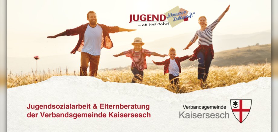 Familie auf einem Kornfeld Das Bild zeigt eine Familie, bestehend aus Vater, Mutter und zwei Kindern, die in einer sonnigen Landschaft im Freien Freude ausdrücken. Sie stehen auf einem Hügel, umgeben von goldenem, hochgewachsenem Gras, und die Sonne scheint warm von rechts oben. Die Familie scheint in Bewegung zu sein, mit ausgebreiteten Armen und lächelnden Gesichtern, was ein Gefühl von Freiheit, Glück und Verbundenheit vermittelt. Der Vater links trägt ein kariertes Hemd und eine beige Hose, seine Arme sind zur Seite ausgestreckt. Die Mutter rechts trägt ein gestreiftes Oberteil und dunkle Hosen, ihr rechter Arm ist erhoben. Das ältere Kind, ein Mädchen, steht in der Mitte und trägt ein rot-weiß gestreiftes Oberteil mit Hut. Ihre Arme sind ebenfalls ausgestreckt. Das jüngere Kind, ein Junge, steht rechts von ihr und trägt ein weißes T-Shirt mit einem roten Hemd darüber. Seine Arme sind ebenfalls weit ausgebreitet. Die Kinder wirken fröhlich und energiegeladen. Die Farbpalette des Bildes ist warm und sonnig. Goldtöne dominieren das Gras und die Landschaft im Hintergrund, während der Himmel ein sanftes Gelb und Orange aufweist. Die Kleidung der Familie setzt farbliche Akzente: Rot und Weiß bei den Kindern, das Rot des Hemdes des Vaters, das Blau der Hose der Mutter. Im Vordergrund des Bildes befindet sich ein breiter, weißer, wellenförmiger Bereich, der wie eine aufgeschüttete Schneedecke oder eine Textur aussieht. Darauf ist Text angesiedelt. Links unten steht in roter Schrift "Jugendsozialarbeit & Elternberatung der Verbandsgemeinde". Rechts unten, in grauer Schrift, steht "Verbandsgemeinde Kaisersesch" und daneben das Wappen der Verbandsgemeinde Kaisersesch, das ein weißes Feld mit einem roten Kreuz und einer kleinen roten Scheibe in der oberen linken Ecke zeigt. Über der Familie schwebt in der oberen Mitte des Bildes ein Logo mit der Aufschrift "JUGEND" in roter Schrift, darunter "unsere Zukunft" in blauer und gelber Schrift auf einem schrägen Rechteck, und darunter "... wir sind dabei". Die Komposition ist horizontal ausgerichtet und hebt die Familie als zentrales Element hervor. Der weite Himmel und die Landschaft schaffen Tiefe und Raum.