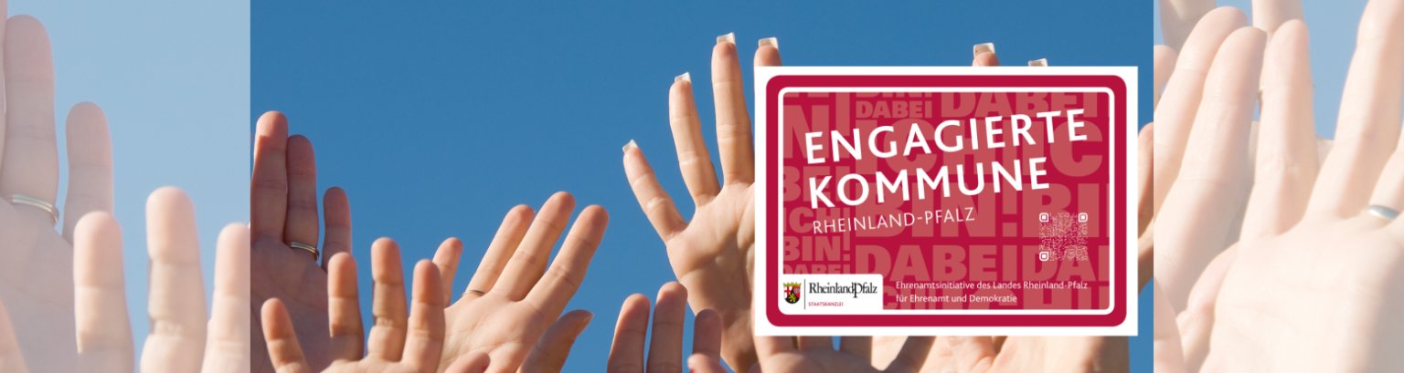 Übereinandergelegte Hände mit dem Hinweis auf Neues aus der Engagierten Kommune. Das Bild zeigt übereinandergelegte Hände verschiedener Altersgruppen, was Gemeinschaft und Zusammenhalt symbolisiert. Daneben ist das Logo der "Engagierten Kommune" zu sehen.