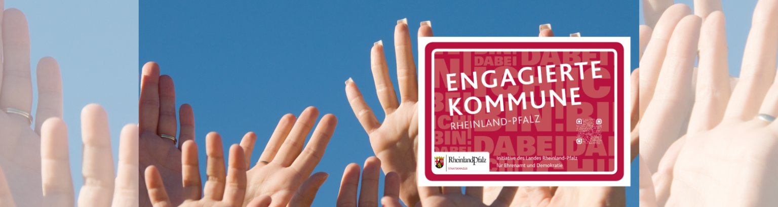 Das Bild zeigt übereinandergelegte Hände verschiedener Altersgruppen, was Gemeinschaft und Zusammenhalt symbolisiert. Daneben ist das Logo der "Engagierten Kommune" zu sehen.