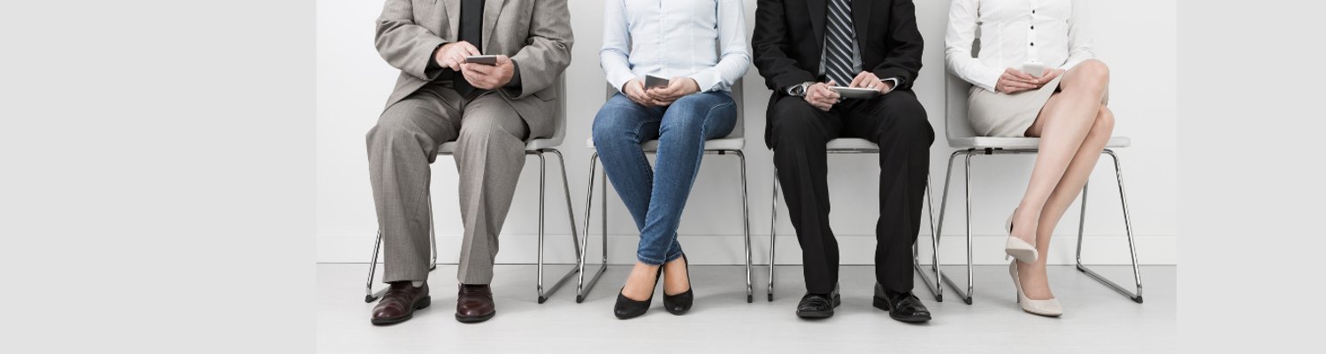 Wartende Menschen auf Stühlen Wartende Menschen auf Stühlen