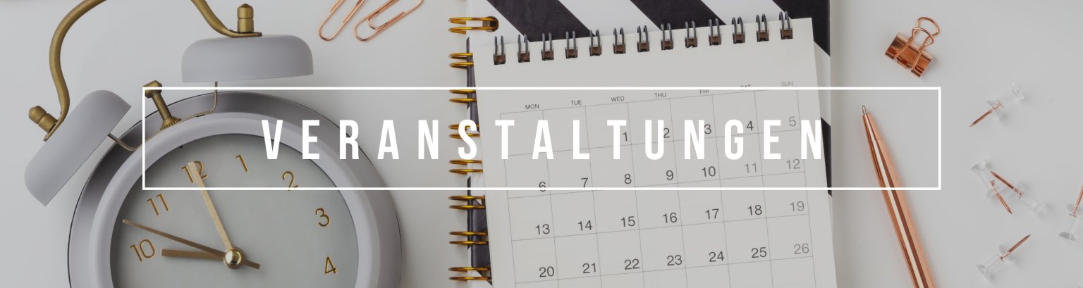 Kalender und Wecker auf einem Tisch Kalender und Wecker auf einem Tisch