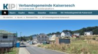 Foto der Internetstartseite der Kommunalen Immobilienplattform (KIP) Das Foto zeigt die Internetstartseite der Kommunalen Immobilienplattform (KIP) für den Bereich der Verbandsgemeinde Kaisersesch mit den einzelnen Menüpunkten. Unter den Menüpunkten ist eine Straße im Neubaugebiet der Stadt Kaisersesch zusehen. Die dort stehenden Ein- und Zweifamilienhäuser sind zum Teil fertiggestellt und zum anderen Teil befinden sich diese noch im Bau.