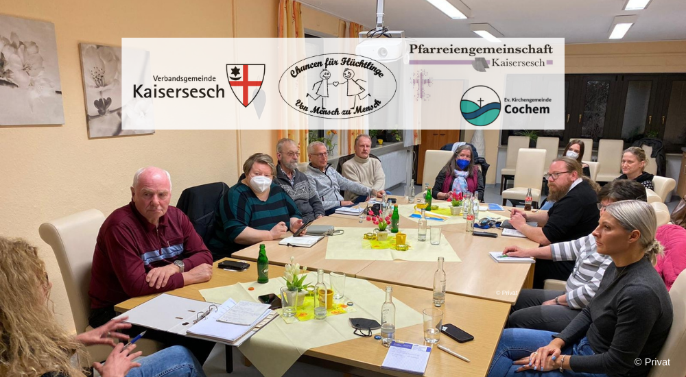 Menschen am Tisch bei einer Besprechung Menschen am Tisch bei einer Besprechung