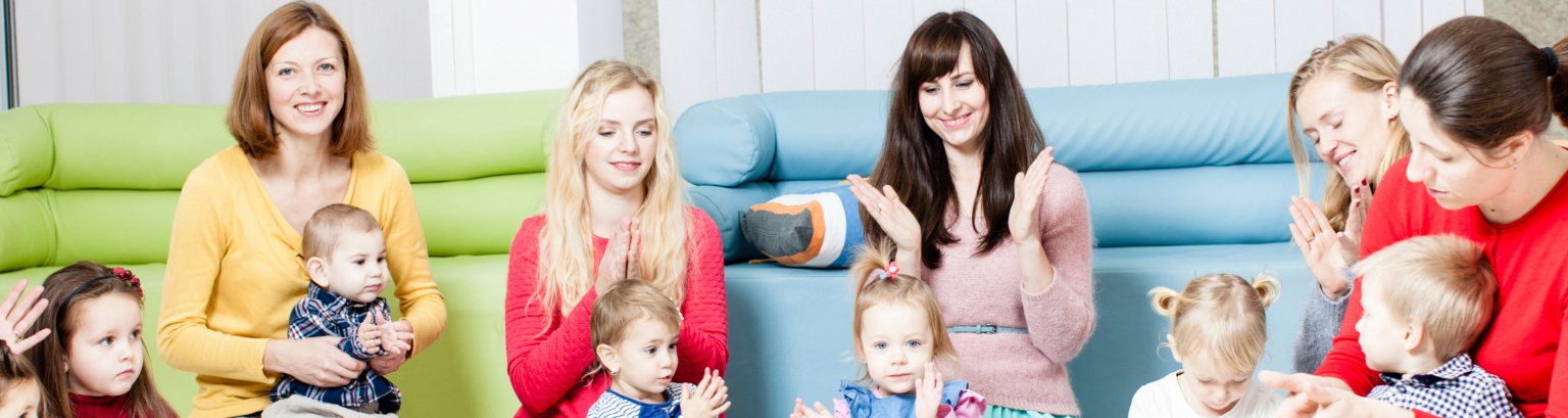 Mütter mit ihren Kindern beim Spielen