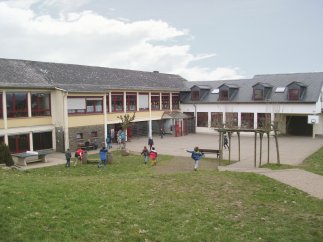 Grundschulgebäude in Brohl Grundschulgebäude in Brohl