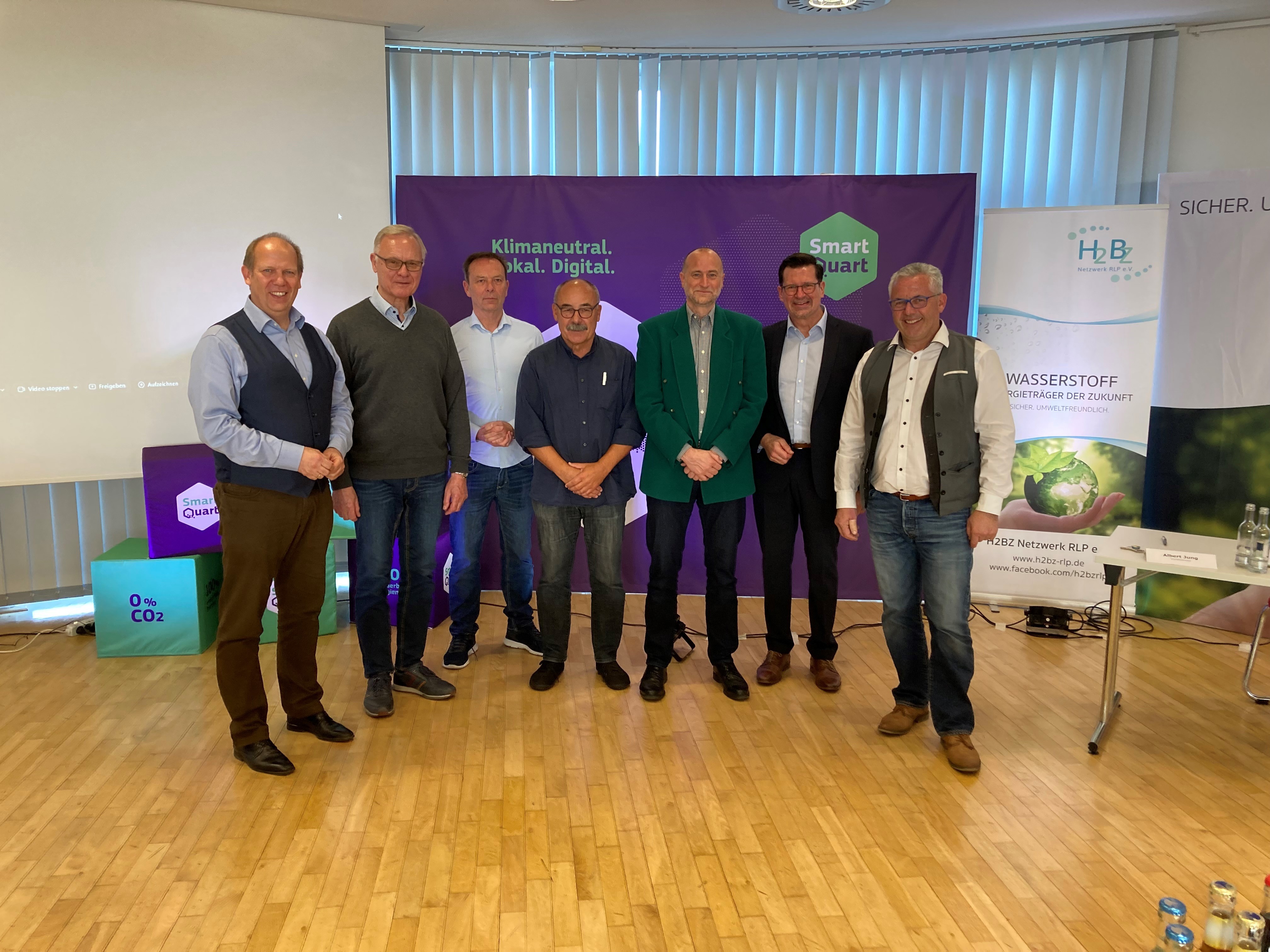 V. l. n. r.: Projektleiter Uwe Diederichs-Seidel mit Gerhard Walgenbach, Edgar Johann und Ulrich Zimmer vom H2BZ Netzwerk RLP e. V., die Referenten Stefan Schmitt und Heinz Flick sowie Bürgermeister Albert Jung