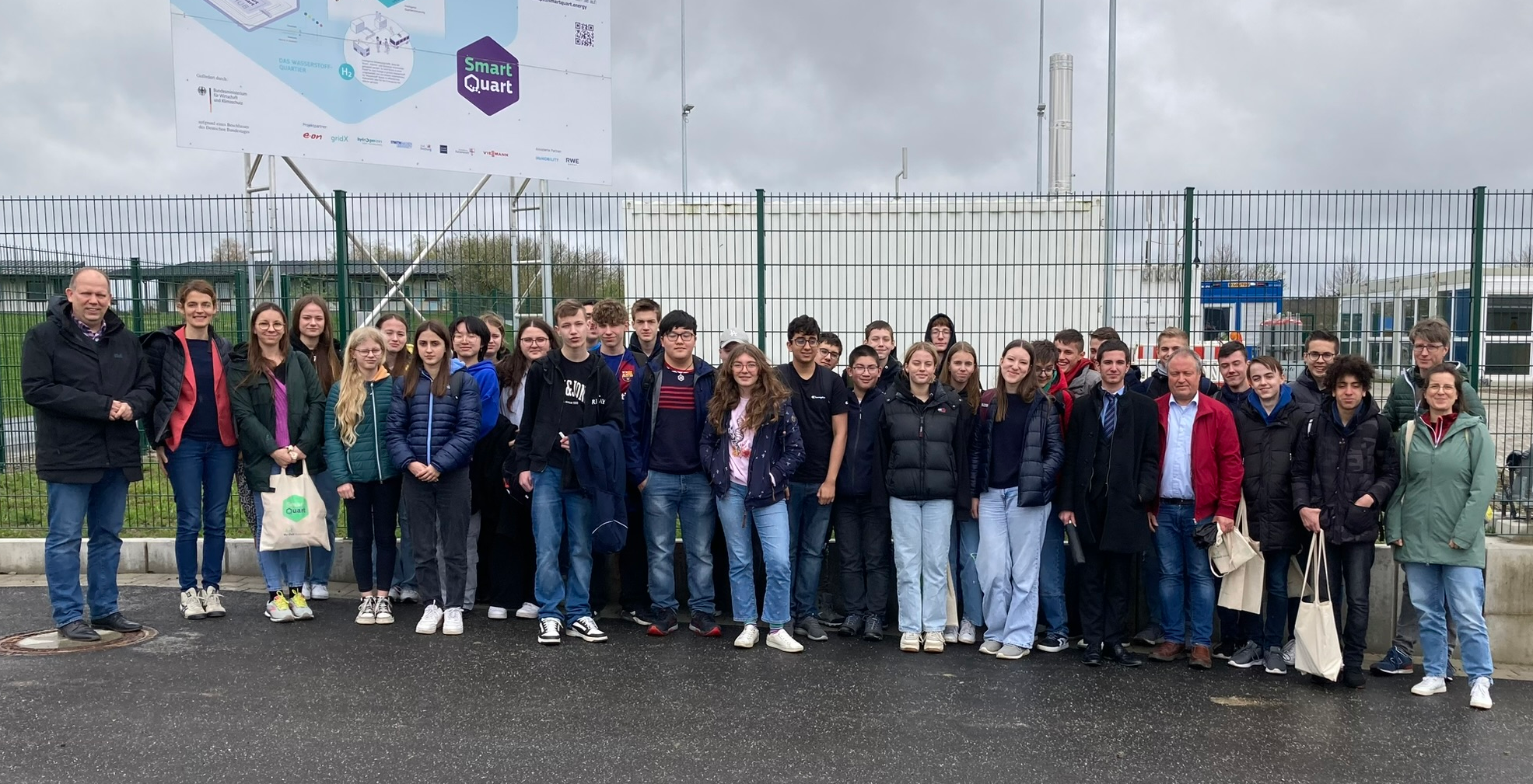 Gruppenfoto zum Besuch des Wasserstoffquartiers in Kaisersesch