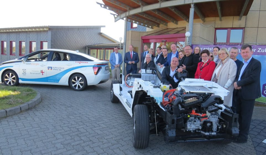 Delegationen aus Hürth und deren Partnerstädte vor der Verbandsgemeindeverwaltung Kaisersesch