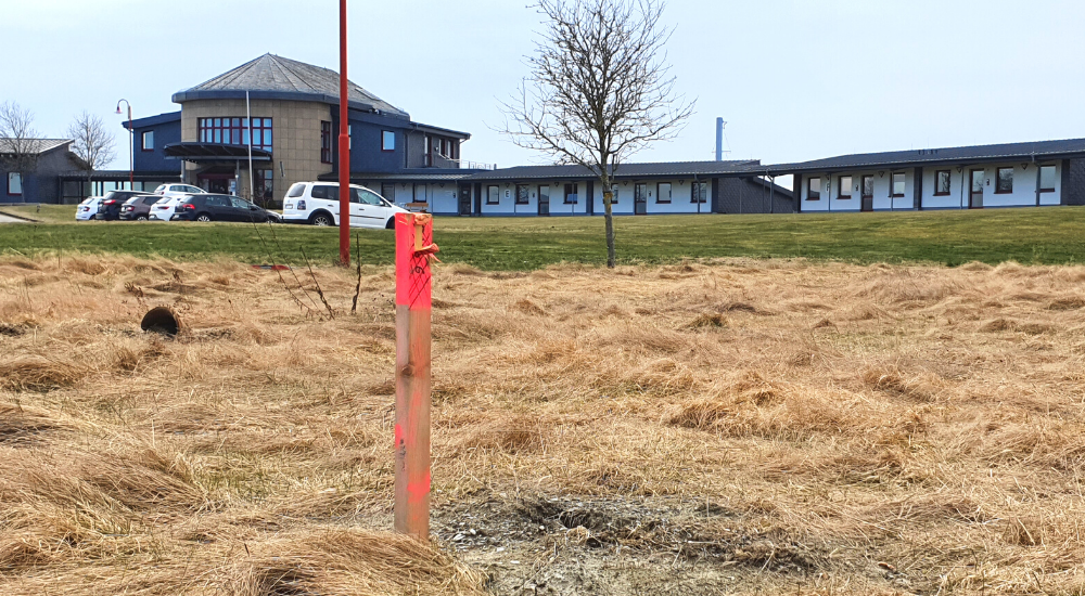 Grundstück neben dem Verwaltungsgebäude