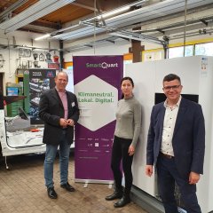 V. l. n. r.: Projektleiter Uwe Diederichs-Seidel mit Projektassistentin Silvia Eifel (Verbandsgemeindeverwaltung Kaisersesch) und Alexander Dauensteiner (Product Line Owner Fuel Cells - Viessmann Climate Solutions SE)