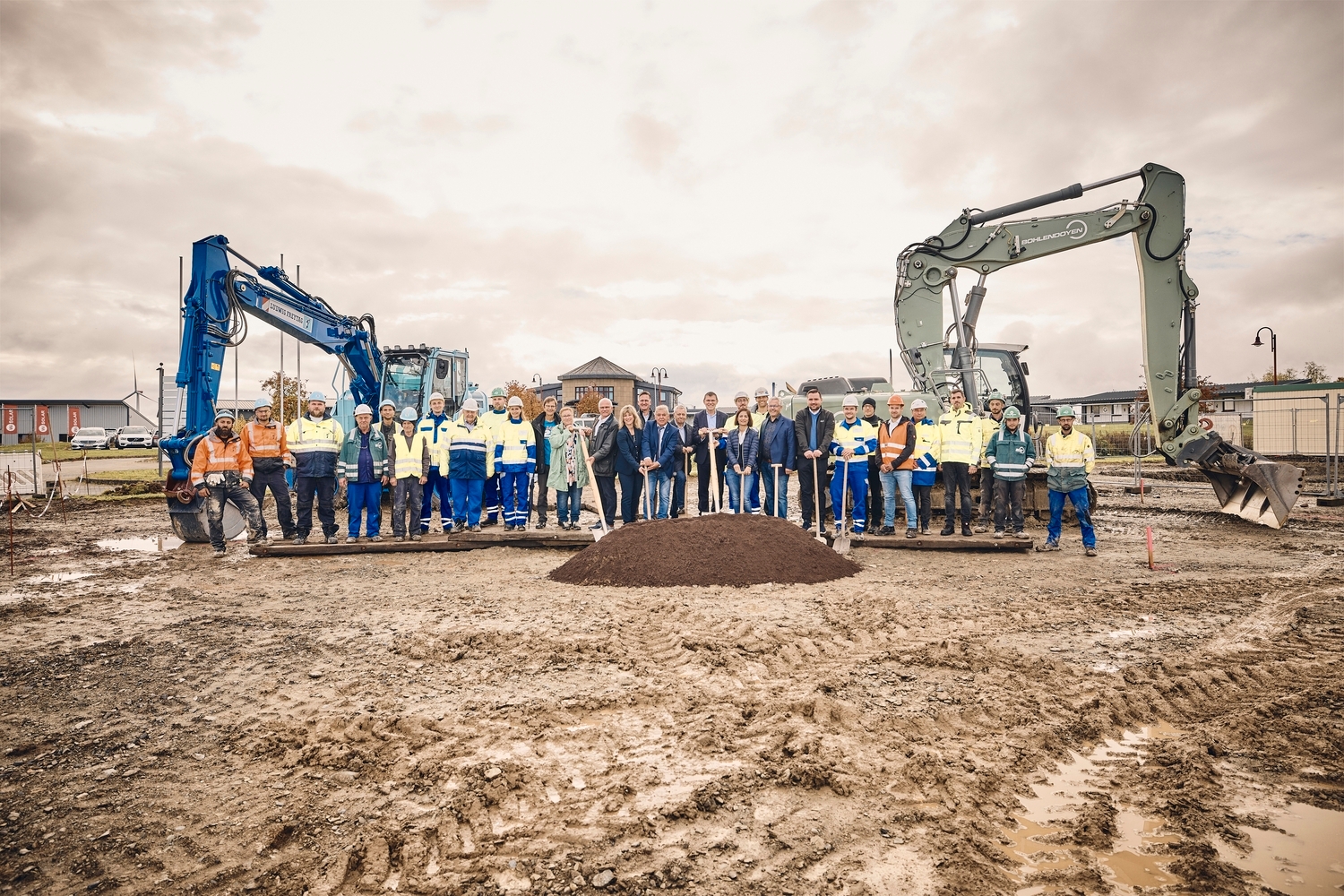 Gruppenfoto zum Spatenstich