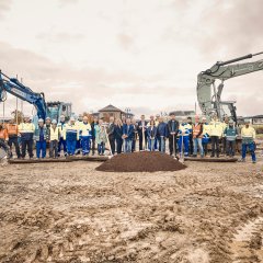 Gruppenfoto zum Spatenstich