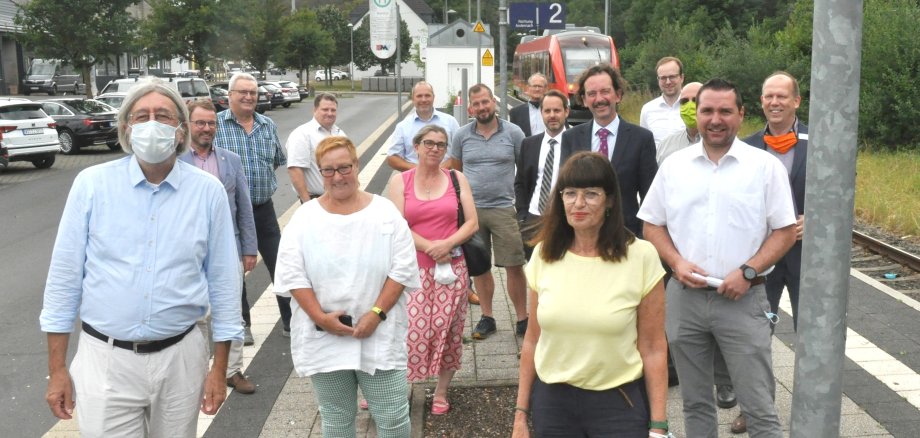 Menschen vor dem Bahnhof in Kaisersesch.