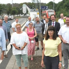 Menschen vor dem Bahnhof in Kaisersesch.