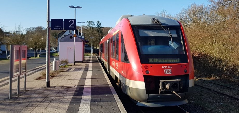 Zug am Bahnhof Kaisersesch