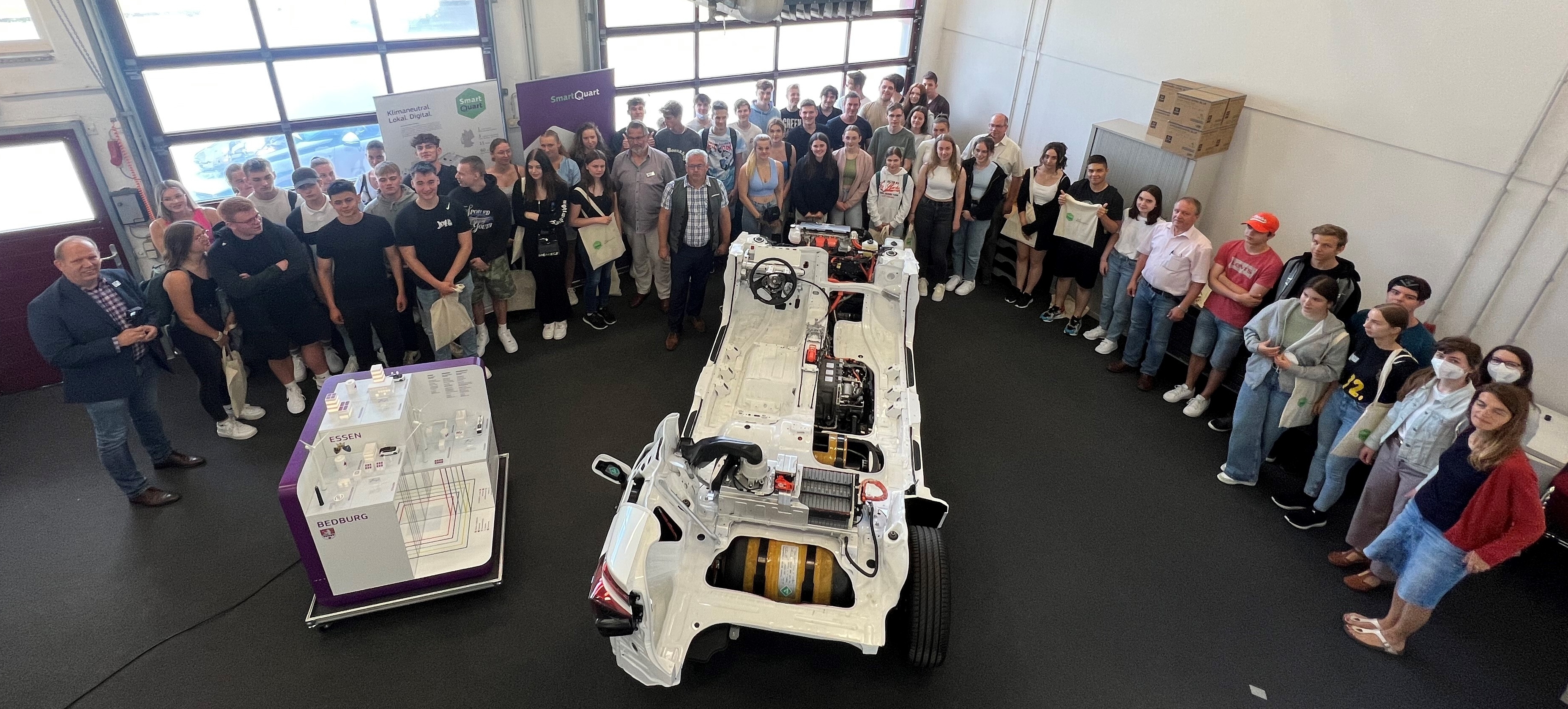 Gruppenfoto der Schüler*innen und Lehrer*innen des Kurfürst-Balduin-Gymnasiums